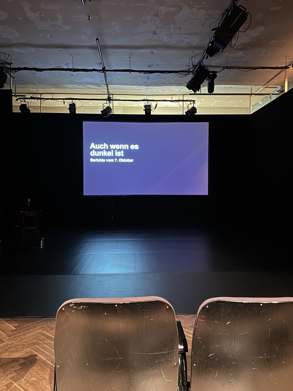 „Auch wenn es dunkel ist – Berichte vom 7. Oktober“