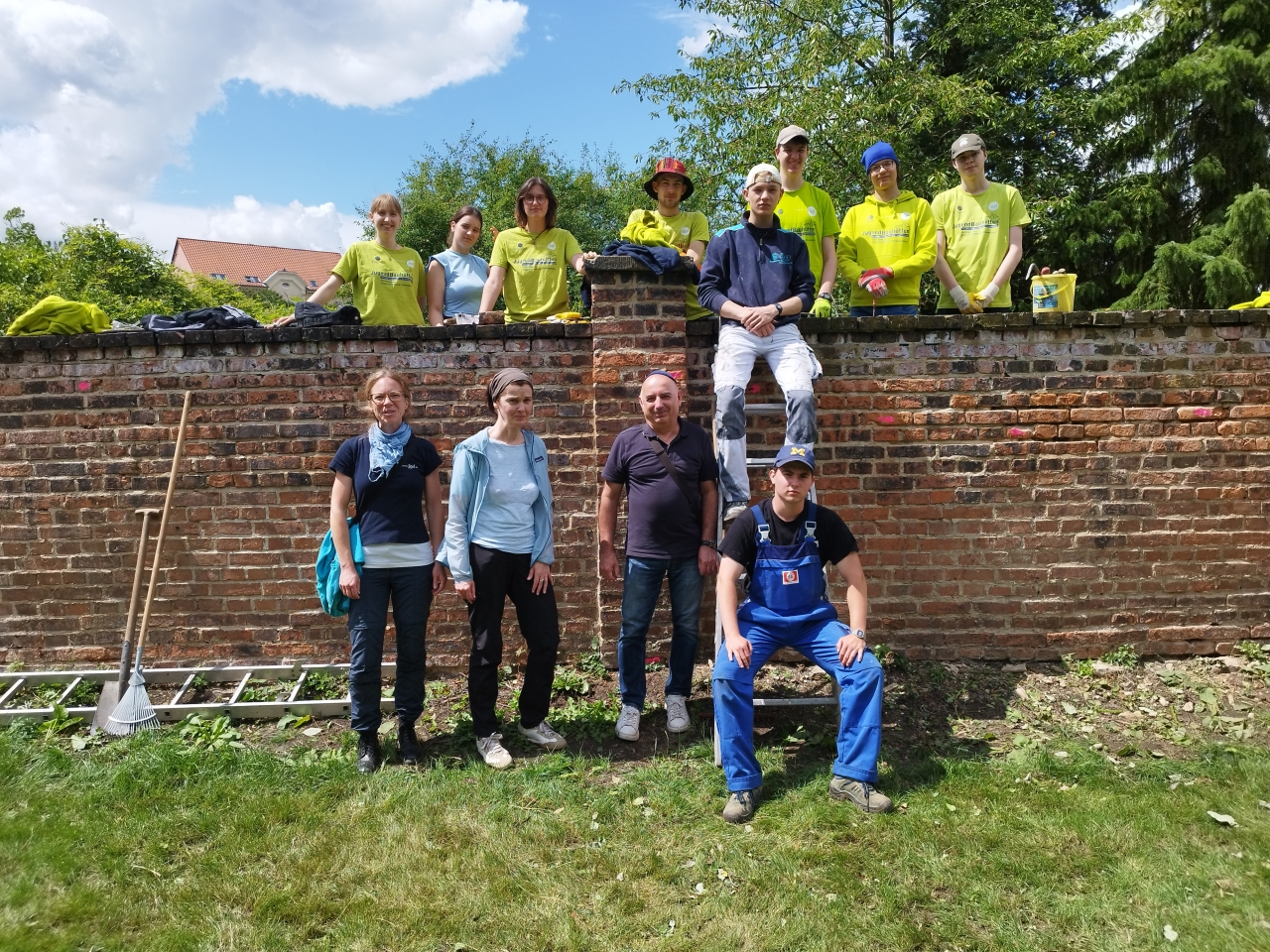 Engagement für die Erinnerungskultur: Jugendbauhütte Quedlinburg unterstützt Sanierung historischer Friedhofsmauer